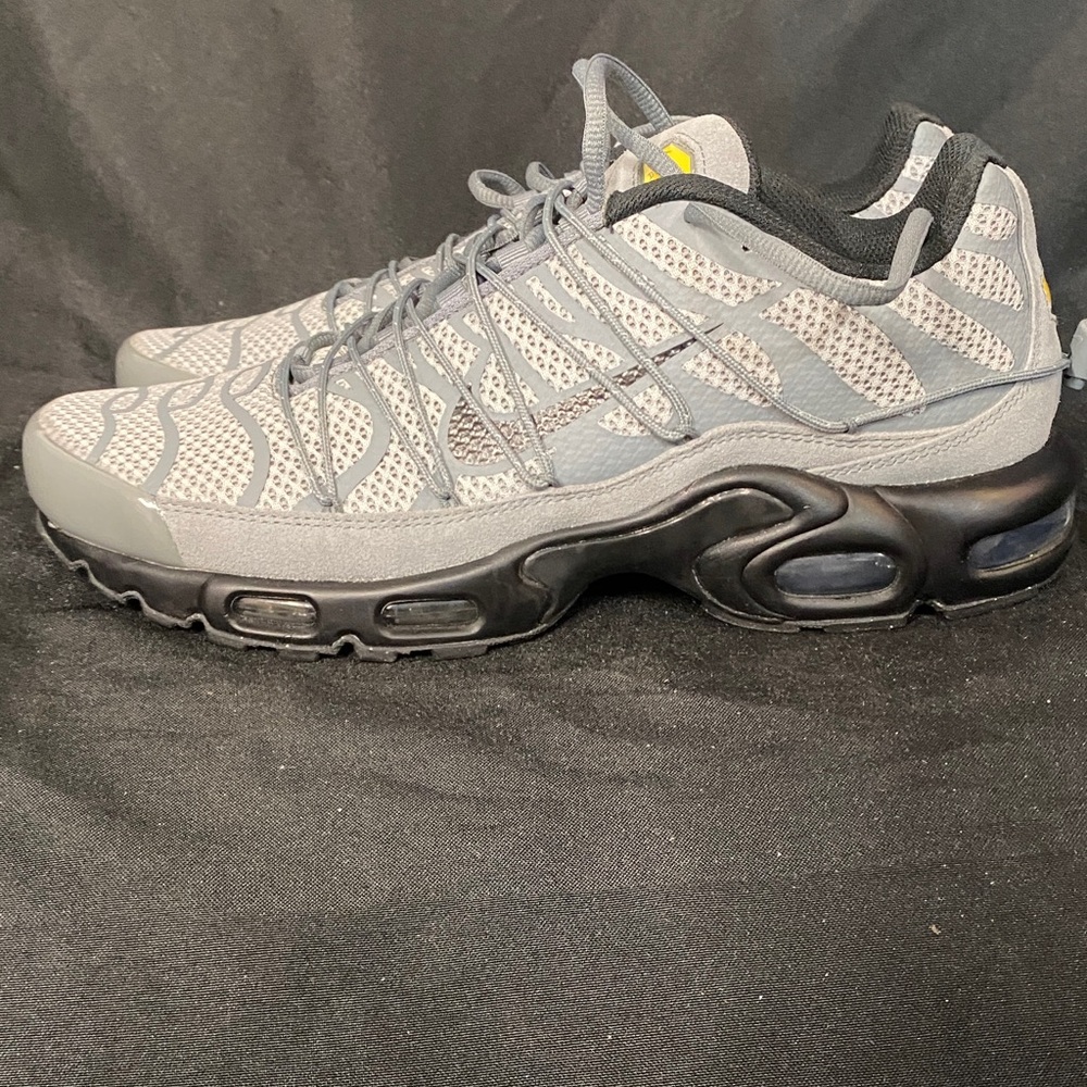 Nike Men's Gray and Black Air-Style Mesh Sneakers